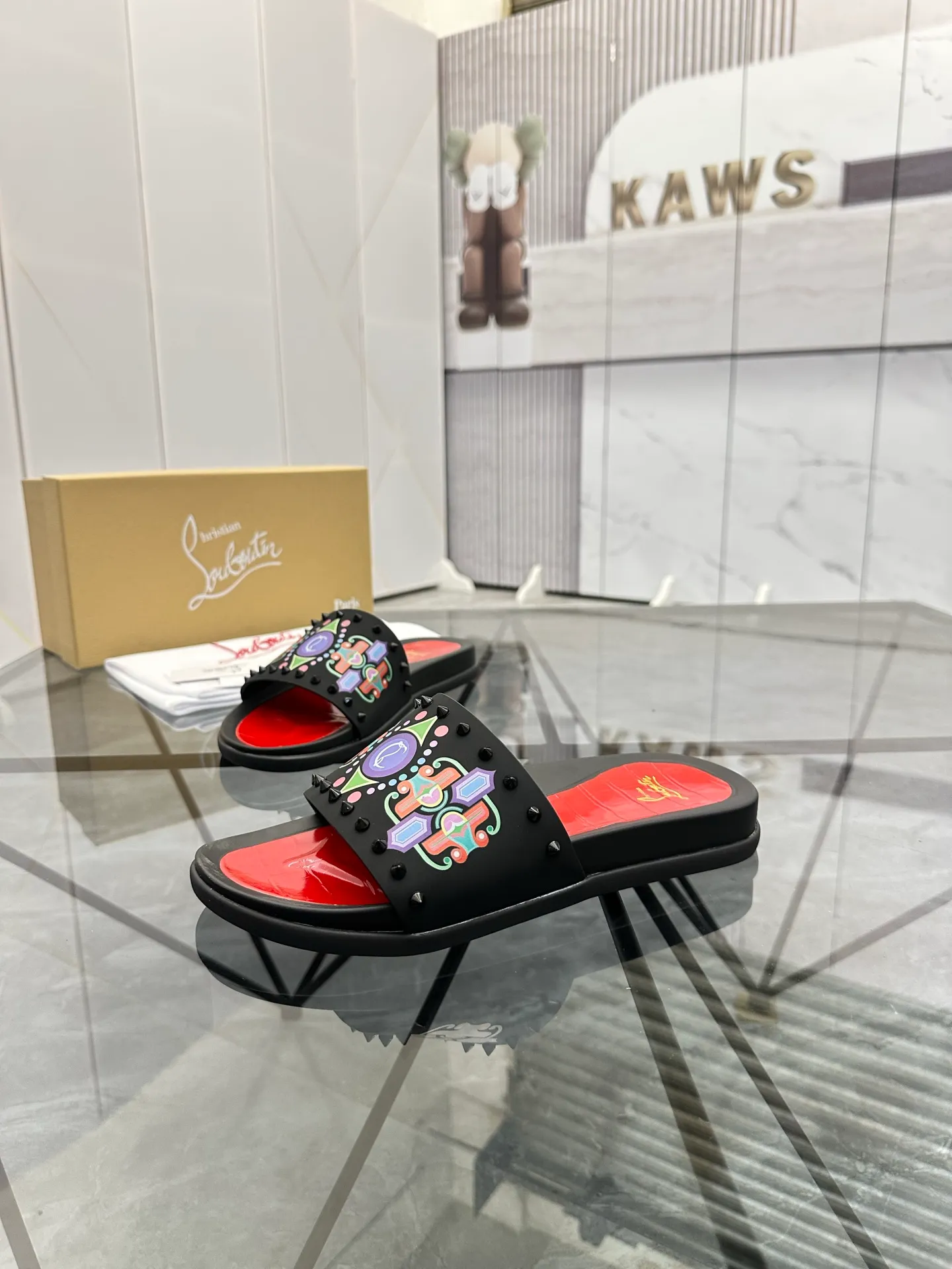 Men's shoes: 💰P340¥ Product trademark: CL red-soled shoes* "CL*" slippers Regular size: 38-44 (men's 45.46 can be customized) Product materials: imported cowhide upper, professional 5D craftsmanship, high-end rivets, sheepskin lining, original outsole. Number: 789